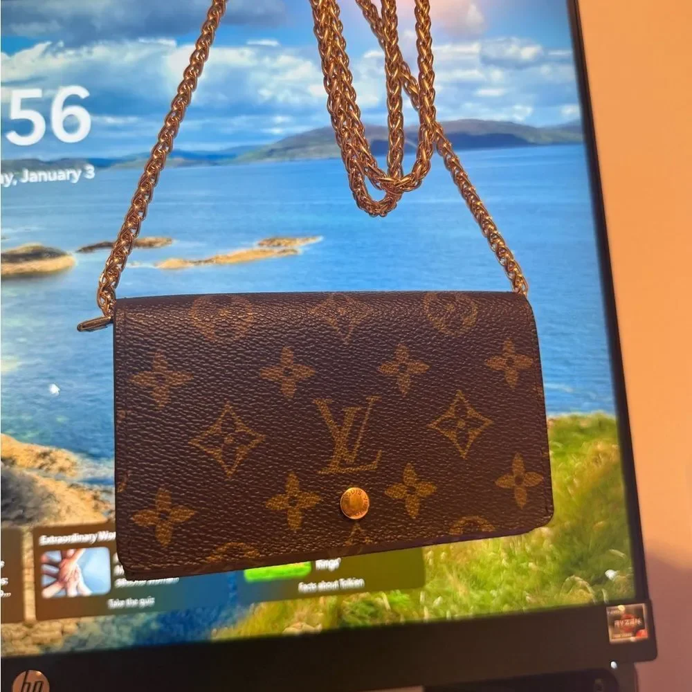 Louis Vuitton Tresor wallet in Monogram free Gold Chain